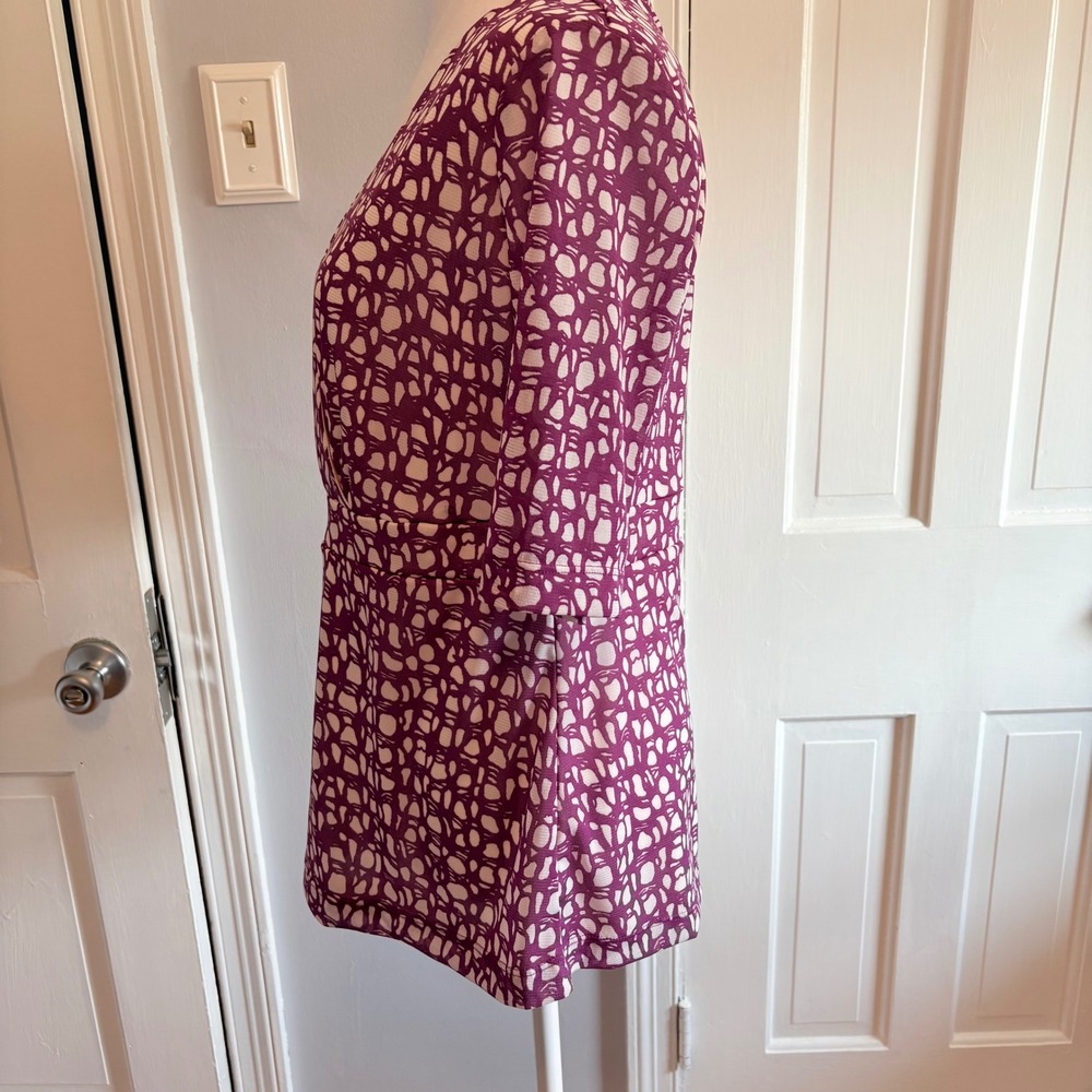 NEW Jaclyn Smith Womens Medium Blouse Purple Geometric Surplice Knit Top Lined - Picture 2 of 9